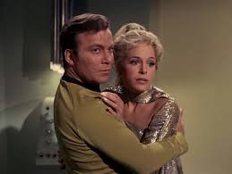 Kirk and Rayna embrace