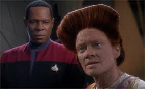 Haneek with Sisko in the background