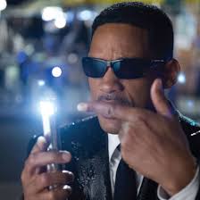 Will Smith holding the neuralyzer